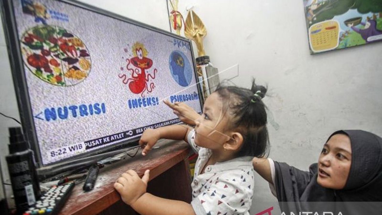 Psikolog klinis membagikan kriteria penting untuk memilih tayangan TV anak yang tepat sesuai usia, termasuk anjuran nol layar untuk balita, demi tumbuh kembang optimal. Penasaran bagaimana memilihnya?