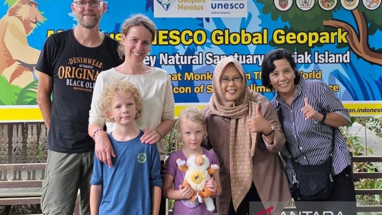 Peneliti Wageningen University, Dr. Corina van Middelaar, takjub dengan kehidupan Bekantan Pulau Curiak yang terancam punah. Simak detail kunjungannya dan upaya konservasi satwa endemik ini!