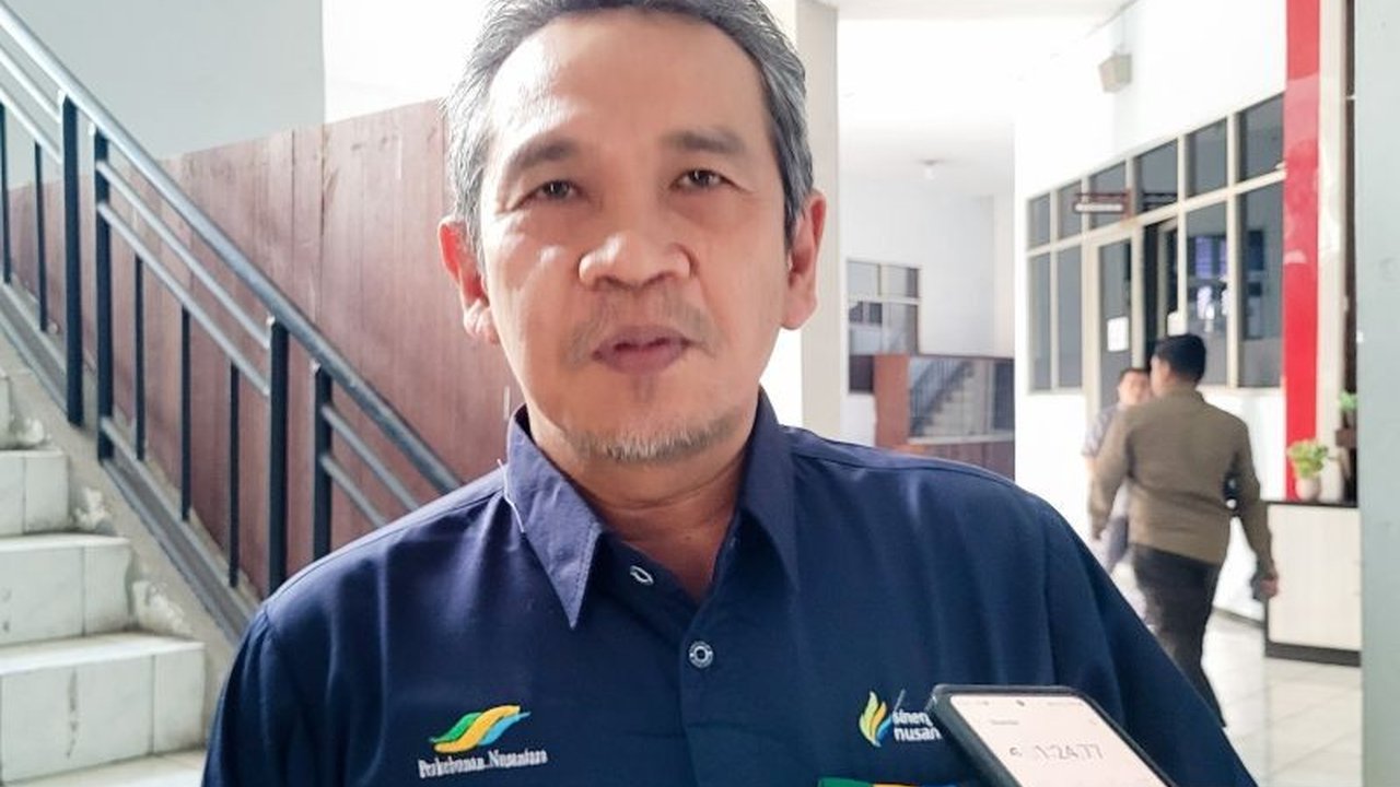 Penumpukan gula di PG Assembagoes Situbondo mencapai 12.000 ton, memaksa manajemen siapkan gudang tambahan. Mengapa gula tak laku terjual dan bagaimana antisipasinya?