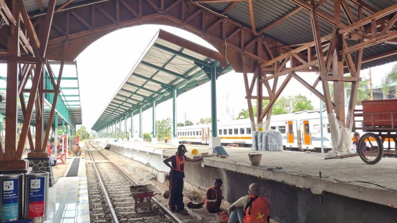 PT KAI Daop 7 Madiun melakukan pengembangan besar di Stasiun Blitar dengan membangun peron tinggi dan penutup peron. Simak bagaimana fasilitas baru ini meningkatkan kenyamanan dan keamanan penumpang!
