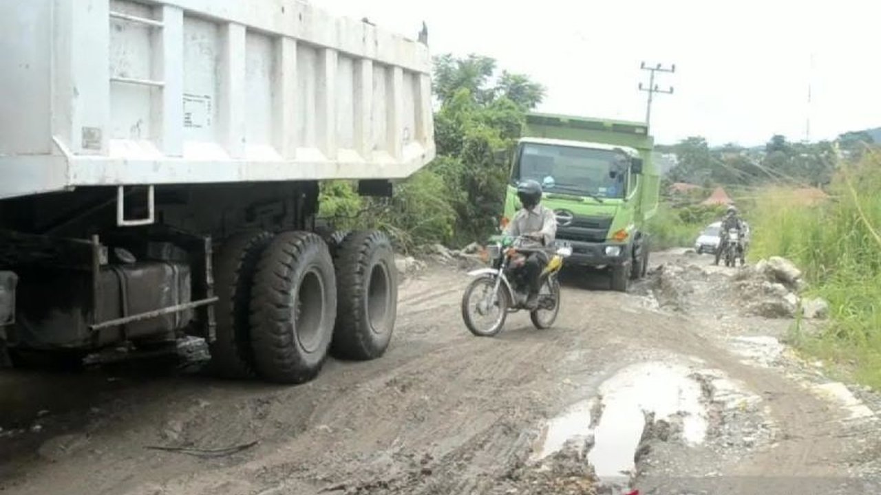 Pemerintah Provinsi Sumatera Selatan akhirnya mengalokasikan dana Rp7 miliar untuk perbaikan Jalan OKU yang rusak parah. Simak detail rencana dua tahap perbaikannya!