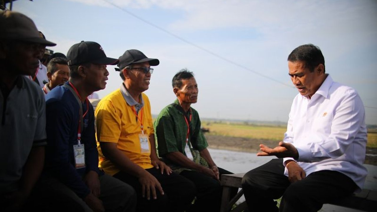 Menteri Pertanian tegaskan keberpihakan pada petani dengan menaikkan HPP gabah dan berani hadapi mafia beras. Bagaimana strategi pemerintah menjaga kesejahteraan petani dan stabilitas pangan nasional?