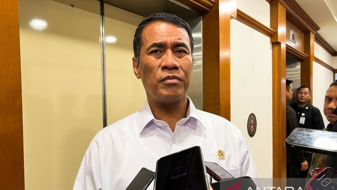 Menteri Pertanian memastikan *operasi pasar beras* besar-besaran dengan 1,3 juta ton beras SPHP berhasil menekan harga dan melindungi konsumen. Simak dampaknya!