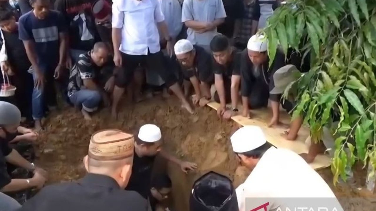 Rektor UHO Prof. Armid telah dimakamkan di TPU Punggolaka Kendari. Kepergian mendadak sang rektor mengejutkan banyak pihak, terutama setelah beliau terlihat bugar di Dies Natalis UHO.