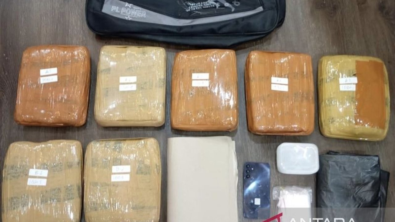 Polda Metro Jaya berhasil mengungkap kasus Penangkapan Ganja 7 Kg Jaktim dari seorang pemuda. Bagaimana polisi melacaknya dan apa motif di baliknya? Simak selengkapnya!