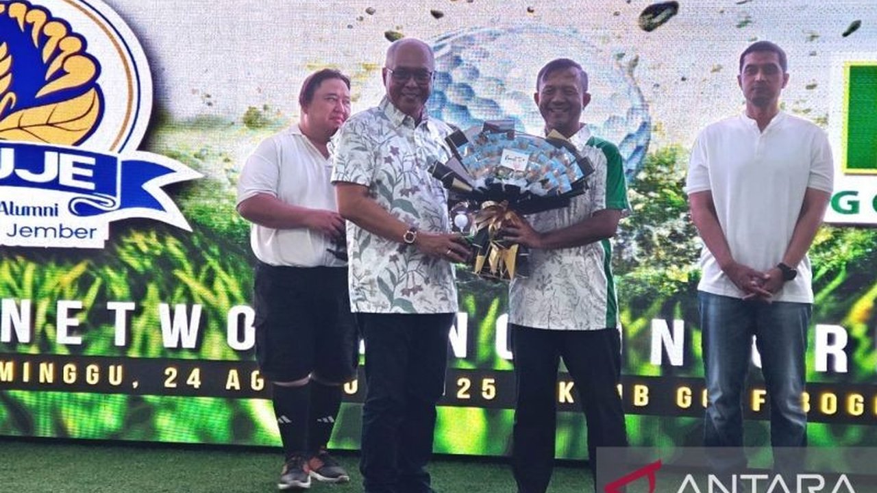 Turnamen Golf KAUJE edisi kedua tak hanya jadi ajang kompetisi, namun juga mempererat silaturahmi alumni Universitas Jember dan menggalang donasi Rp50 juta untuk Palestina. Simak keseruannya!