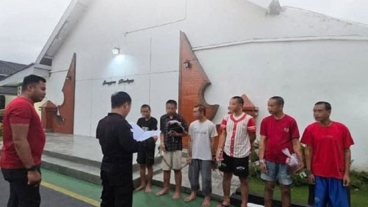 Lapas Madiun baru saja memindahkan enam narapidana berisiko tinggi ke Lapas Surabaya. Langkah Pemindahan Narapidana Lapas Madiun ini demi menjaga situasi kondusif.