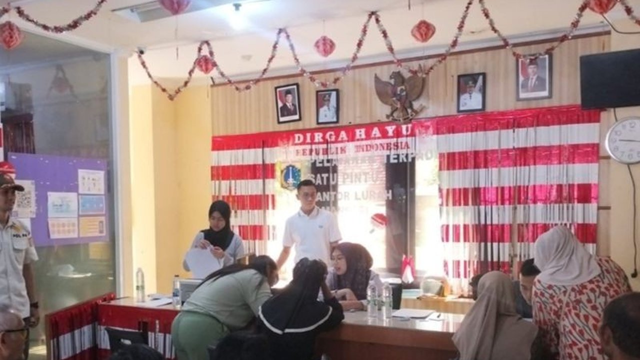 Pemprov DKI Jakarta kembali menyalurkan Kartu Lansia Jakarta kepada 60 warga di Tamansari. Simak syarat lengkap dan besaran bantuannya yang bikin penasaran!