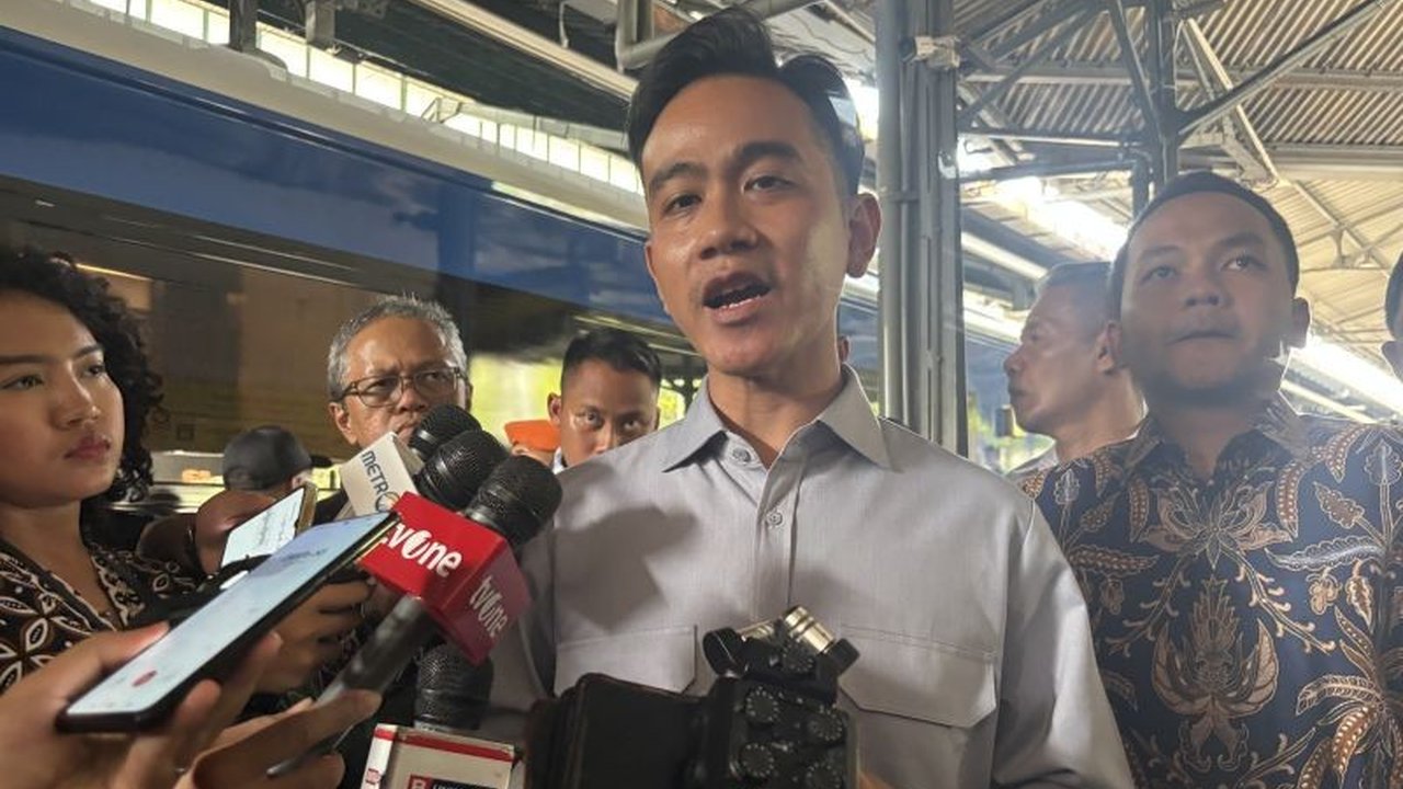 Wakil Presiden Gibran Rakabuming Raka menegaskan Prioritas Fasilitas Kereta Api jarak jauh adalah ruang laktasi dan ganti popok bayi, bukan gerbong perokok. Simak alasannya!