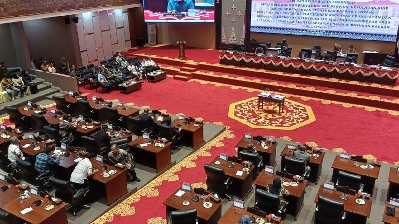 Gubernur Kepri Ansar Ahmad menegaskan tidak ada kenaikan gaji DPRD Kepri dan tunjangan di 2025. Terungkap fakta menarik besaran tunjangan yang diterima anggota dewan. Simak selengkapnya!