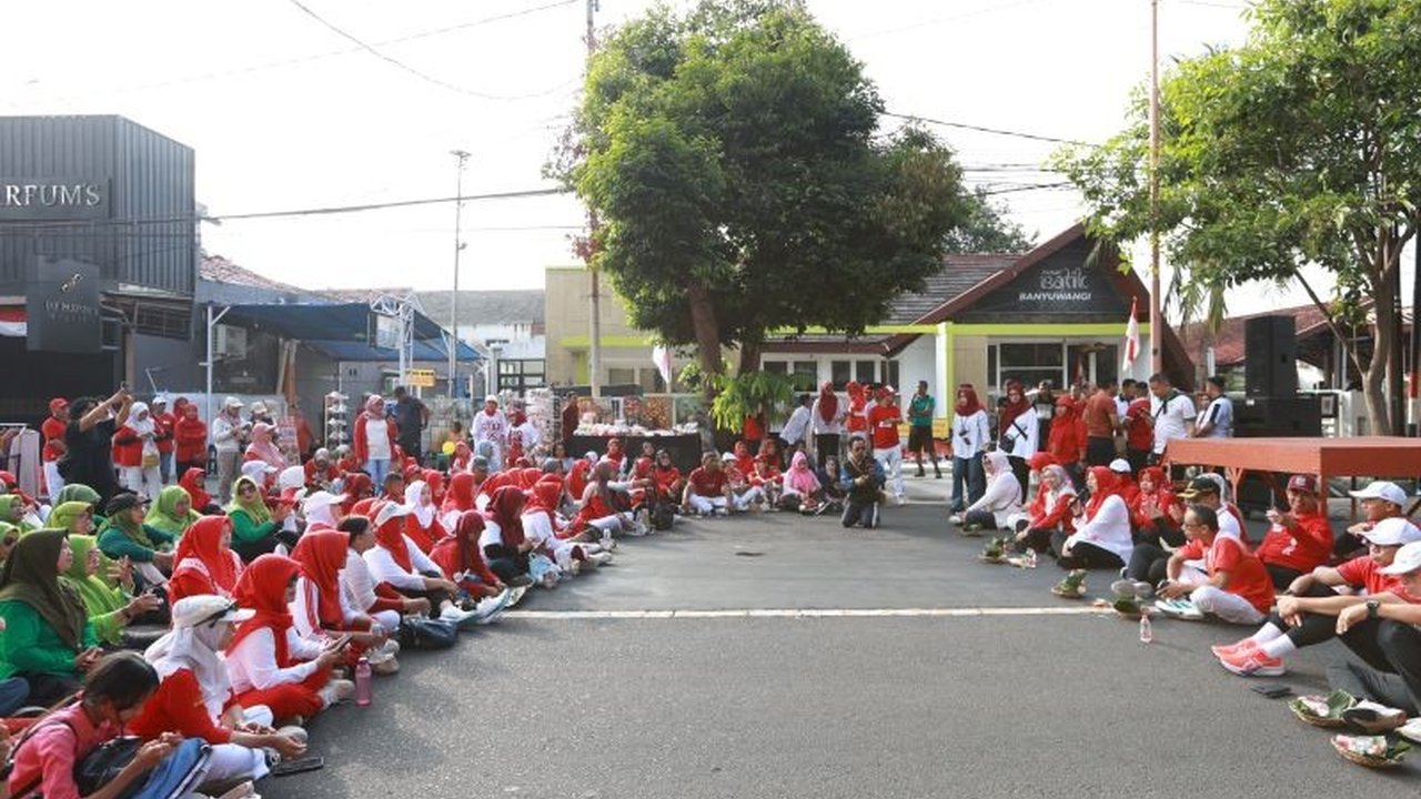 Pemerintah Kabupaten Banyuwangi membuka ruang dialog publik 'Curhat Bu Ipuk' di CFD, memungkinkan warga menyampaikan langsung persoalan kesehatan, ekonomi, dan pendidikan kepada Bupati Ipuk Fiestiandani untuk dicarikan solusi.
