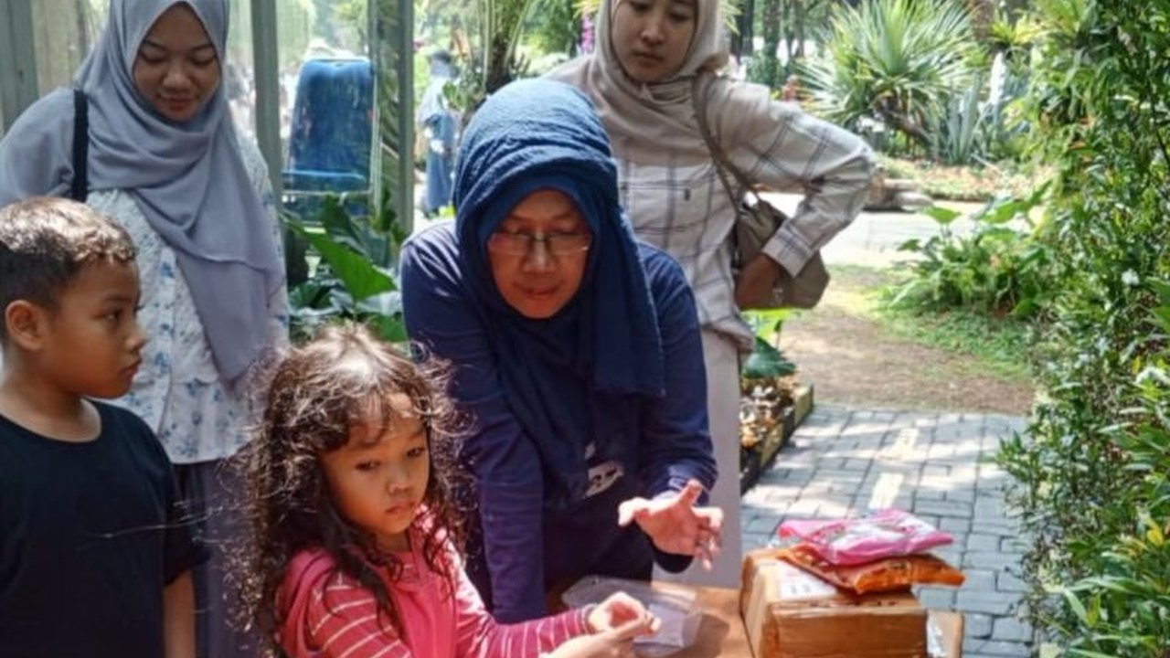 Suku Dinas Lingkungan Hidup Kepulauan Seribu edukasi pengunjung pameran Flona 2025 tentang Pengelolaan Sampah Rumah Tangga yang efektif. Pelajari cara mengubah sampah jadi berkah!