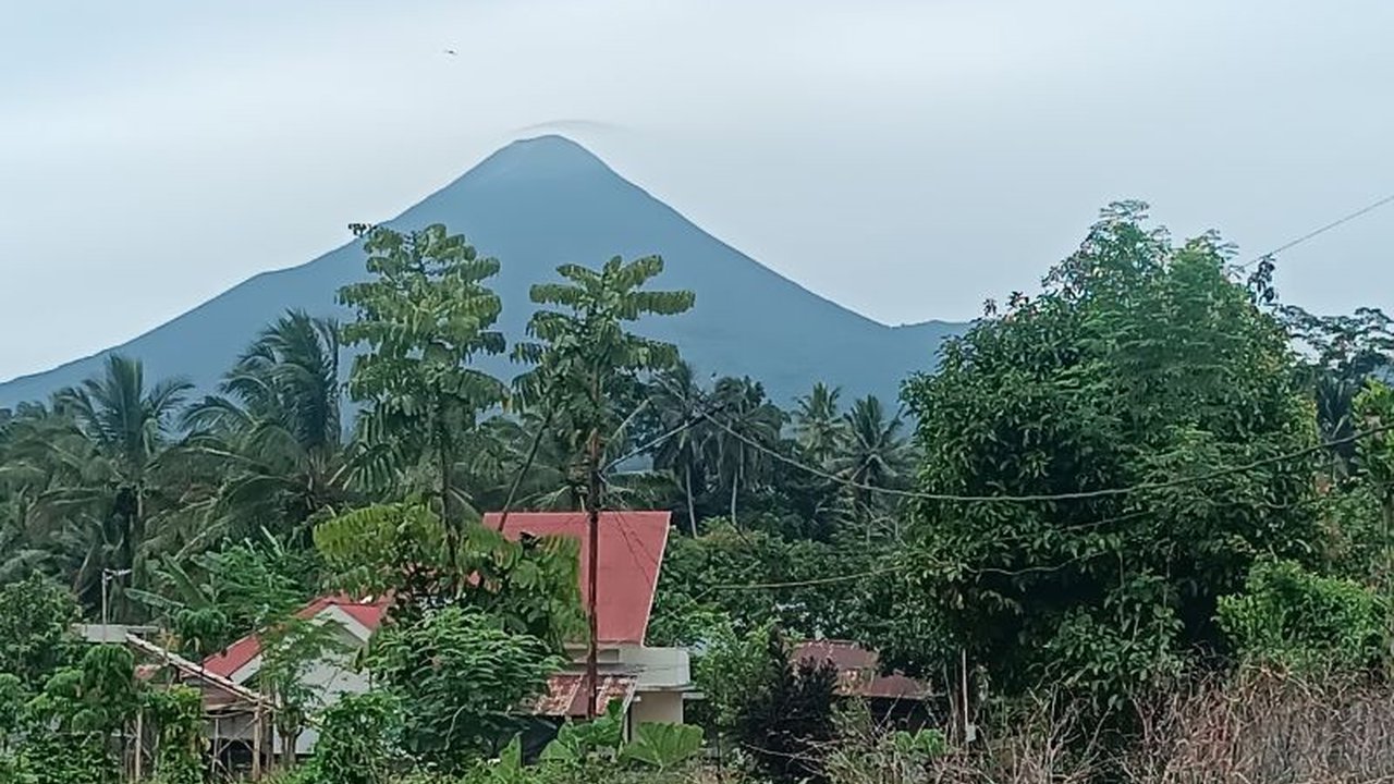 Badan Geologi merilis data terbaru aktivitas Gunung Soputan di Sulawesi Utara, mencatat 98 kali gempa tektonik jauh. Apa artinya bagi status Waspada gunung ini?