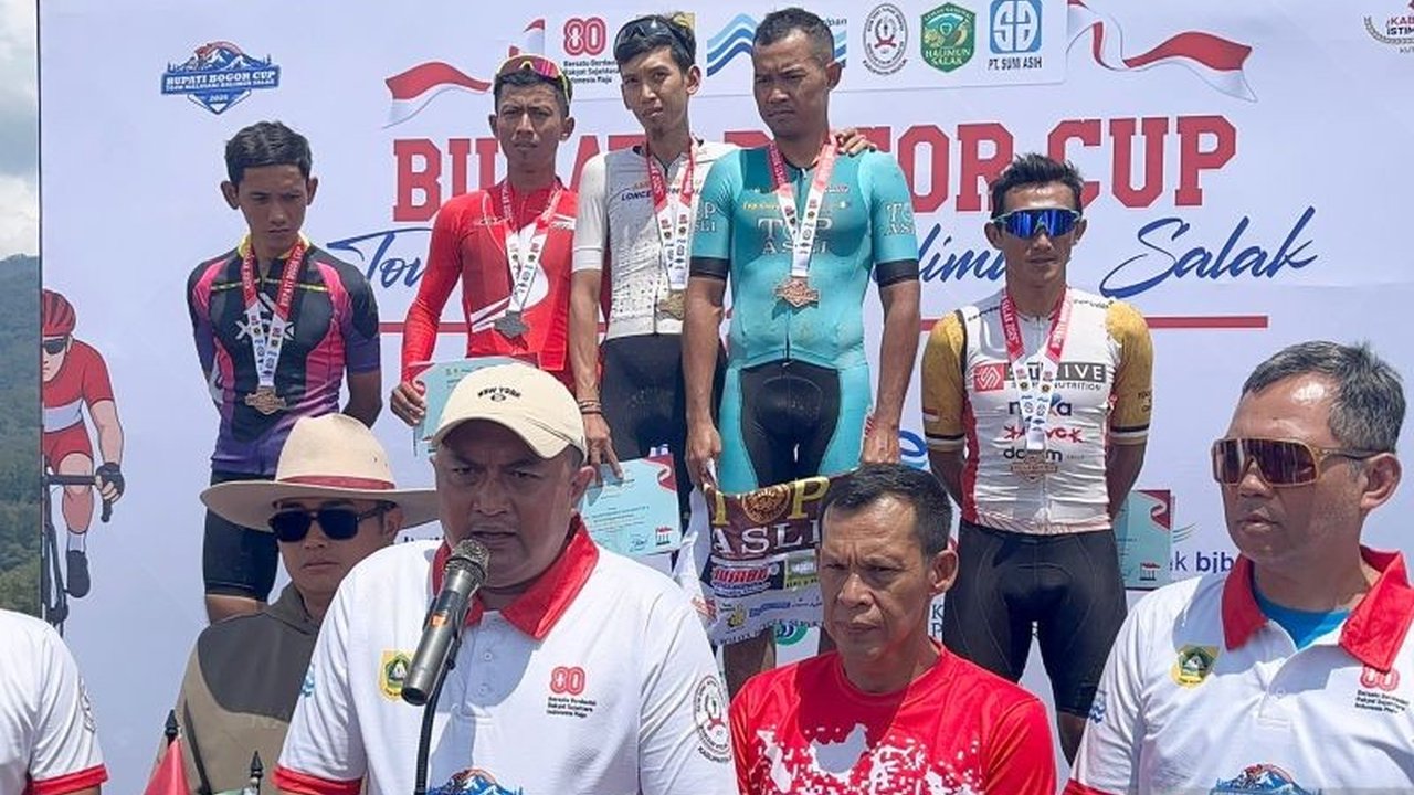 Pemkab Bogor sukses menggelar Tour Malasari Bogor 2025, ajang balap sepeda nasional yang tak hanya ramaikan olahraga tapi juga angkat potensi wisata TNGHS. Bagaimana dampaknya bagi ekonomi lokal?