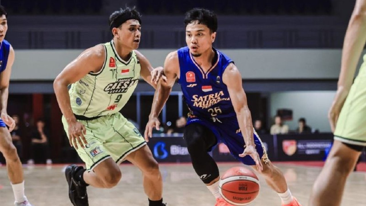 Yudha Saputera tampil gemilang memimpin Satria Muda Pertamina Bandung melibas Pacific Caesar Surabaya di IBL All Indonesian 2025. Bagaimana dominasi mereka?