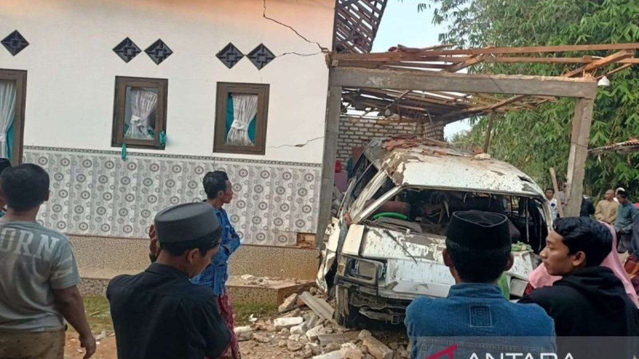 Polres Sumenep tengah menyelidiki kasus ledakan di sebuah rumah di Ambunten yang merusak bangunan dan mobil. Suara ledakan terdengar hingga radius 5 KM, menyisakan misteri penyebab sebenarnya.