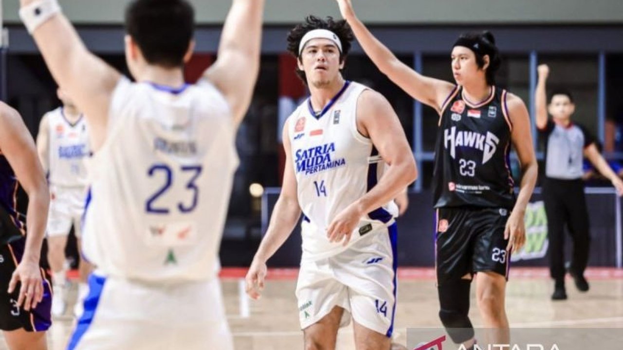 Empat tim basket terbaik, termasuk Satria Muda dengan rekor sempurna, berhasil mengamankan tempat di semifinal IBL All Indonesian 2025. Siapa yang akan meraih tiket final?