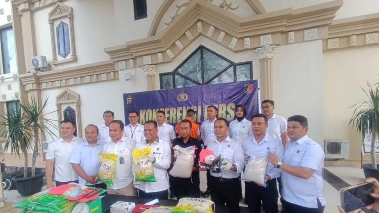 Polda Jambi berhasil membongkar praktik culas penjualan 1,4 ton beras subsidi SPHP yang dikemas ulang untuk dijual mahal, merugikan masyarakat dan memicu penasaran publik.