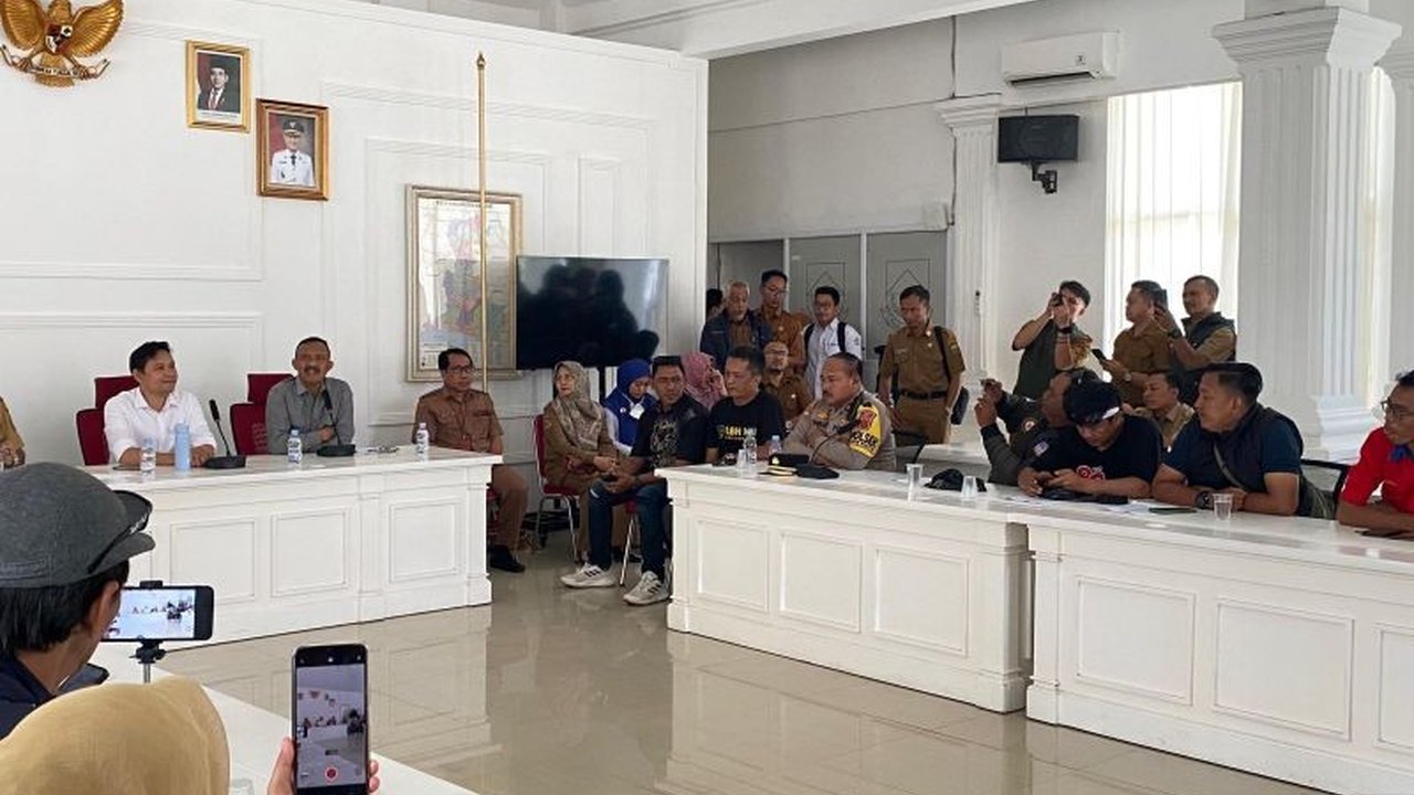 Pemerintah Kabupaten Cianjur menargetkan Universal Health Coverage (UHC) Cianjur terwujud pada akhir 2025, memungkinkan warga berobat hanya dengan KTP. Namun, tantangan keaktifan kepesertaan BPJS masih menjadi perhatian.
