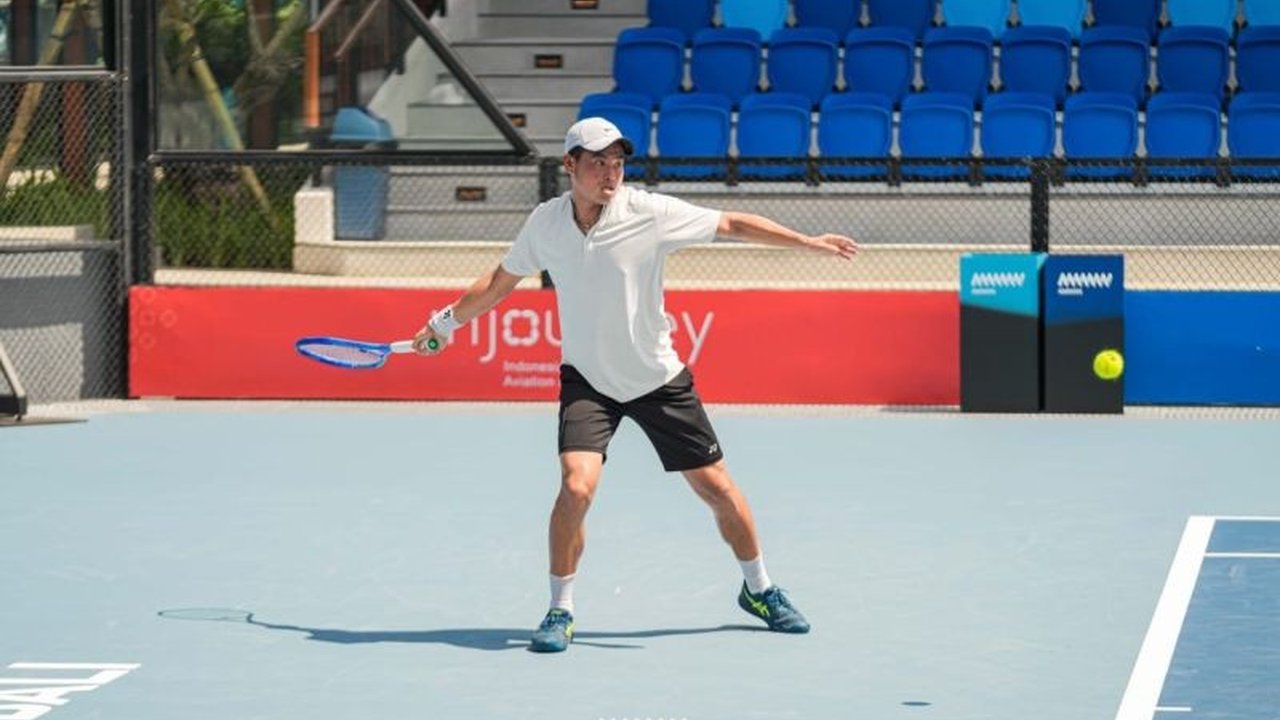 Kejuaraan Tenis Bali seri kelima resmi bergulir di Nusa Dua, menghadirkan duel sengit wakil tuan rumah dan persaingan ketat 20 petenis dari 11 negara. Siapa yang akan melaju?