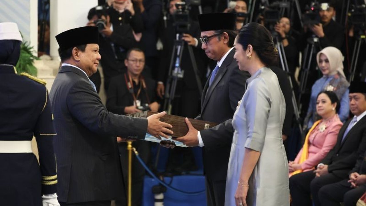 Presiden Prabowo menganugerahkan Bintang Republik Indonesia Utama kepada Jenderal Hoegeng, sosok polisi paling jujur yang jasanya tak lekang dimakan waktu. Apa makna penghargaan tertinggi ini?