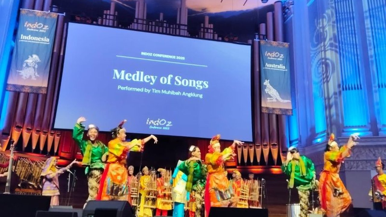 Tim Muhibah Angklung sukses guncang Brisbane, Australia, membawa misi diplomasi budaya melalui pertunjukan memukau dan workshop interaktif. Simak bagaimana angklung menyatukan dua negara!