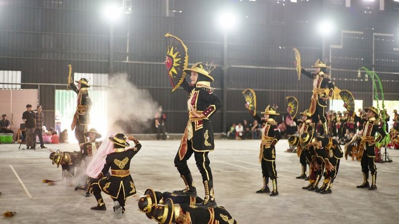 Bupati Banyuwangi sebut Lomba Kreasi Baris Berbaris (LKBB) bukan hanya ajang kompetisi, melainkan sarana efektif membentuk karakter pelajar yang disiplin dan kreatif.