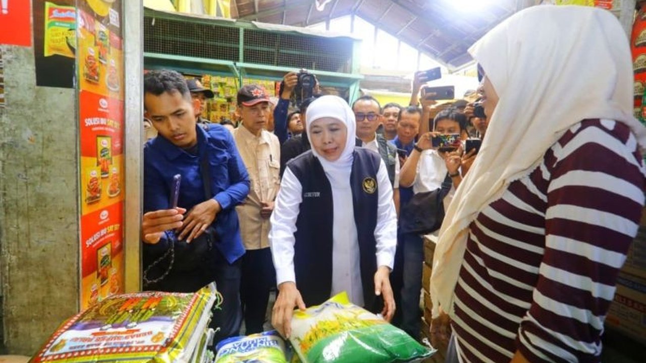 Gubernur Jatim Khofifah Indar Parawansa memastikan harga beras SPHP tetap terjangkau masyarakat. Bagaimana upaya pemerintah menjaga stabilitas harga pangan di tengah gejolak komoditas lain?