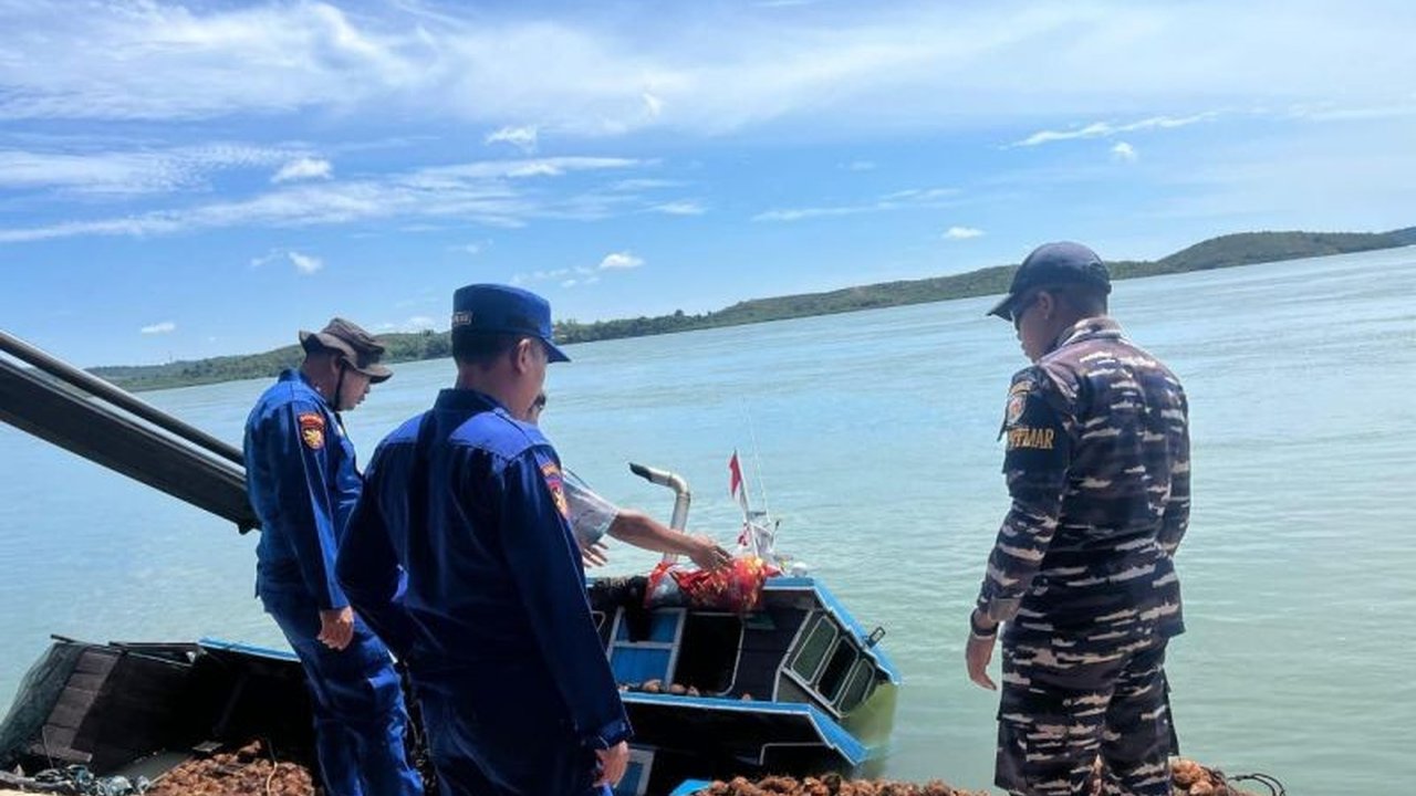 Sebuah insiden Kapal Karam Batam menimpa KM Senang Hati 68 di Pelabuhan Golden Fish, menenggelamkan 60 ton kelapa. Simak penyebab dan dampak kerugiannya!