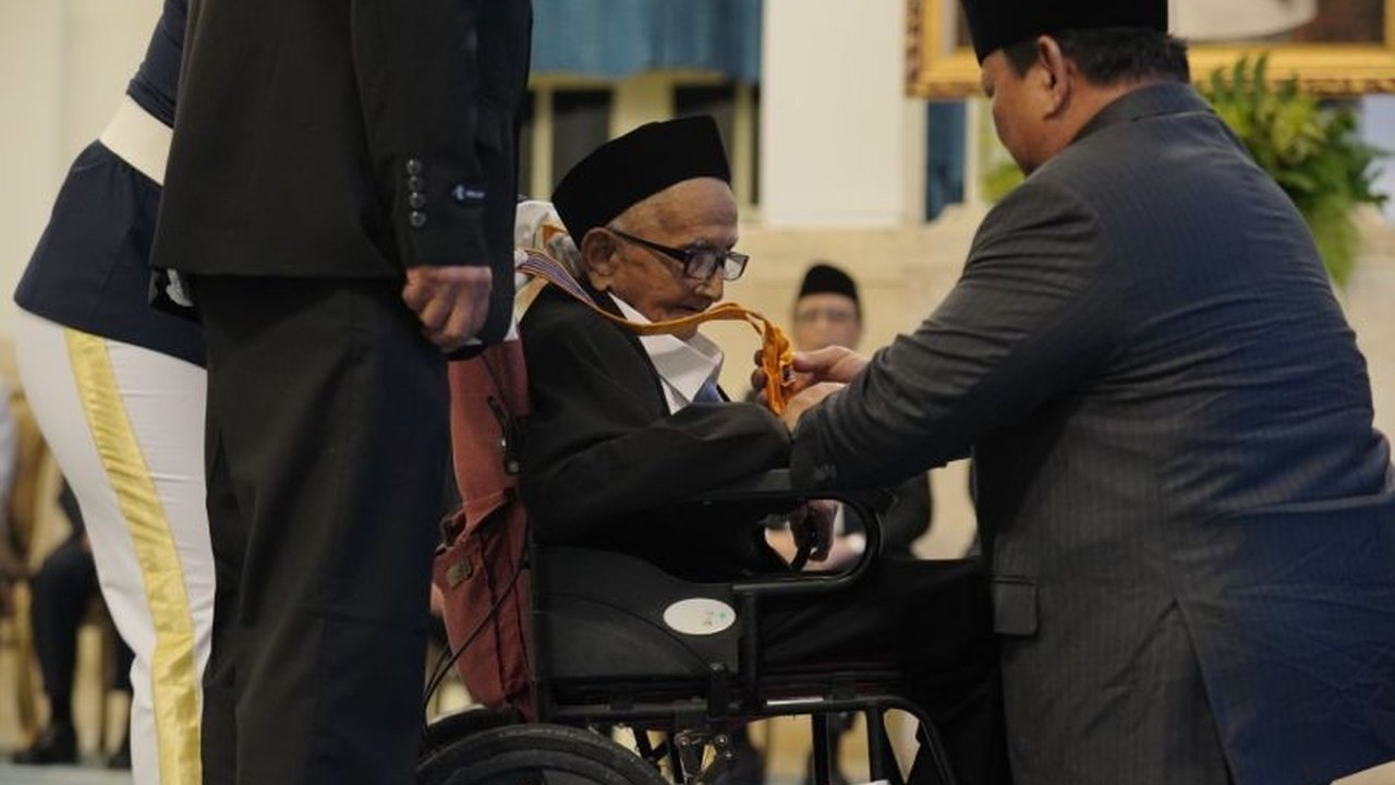 Simak momen mengharukan Presiden Prabowo Subianto berlutut saat menganugerahi Teungku Nyak Sandang Bintang Jasa Utama, sosok pahlawan di balik pesawat pertama RI.