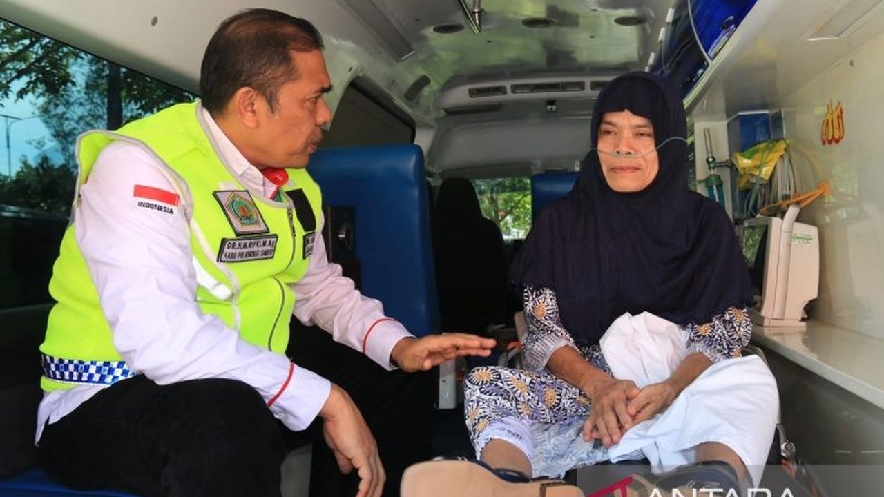 Seorang Haji Debarkasi Padang yang sempat dirawat dua bulan di Tanah Suci akhirnya kembali ke Indonesia. Kisah perjuangan dan kepulangan Mariatun Buyung Sutan ini penuh haru dan patut disimak.