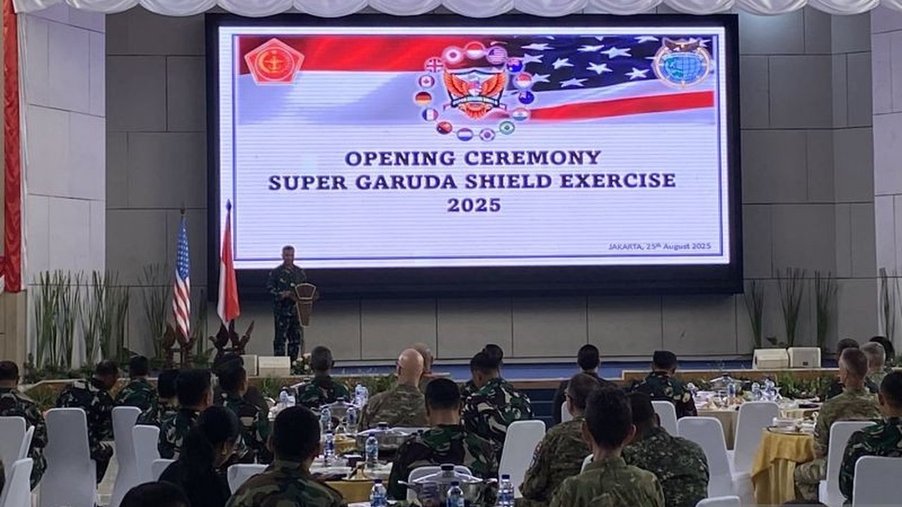 Super Garuda Shield 2025, latihan gabungan multinasional terbesar, melatih prajurit dari 13 negara dalam pertahanan lapangan hingga siber, siap hadapi tantangan global.