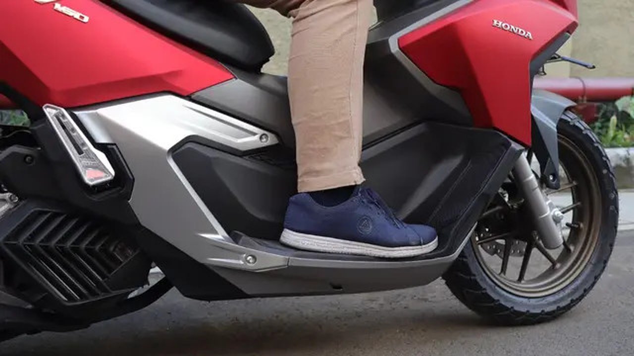 Ilustrasi posisi kaki saat mengendarai motor matic, 14/7/2022 (Astra Motor Jateng)