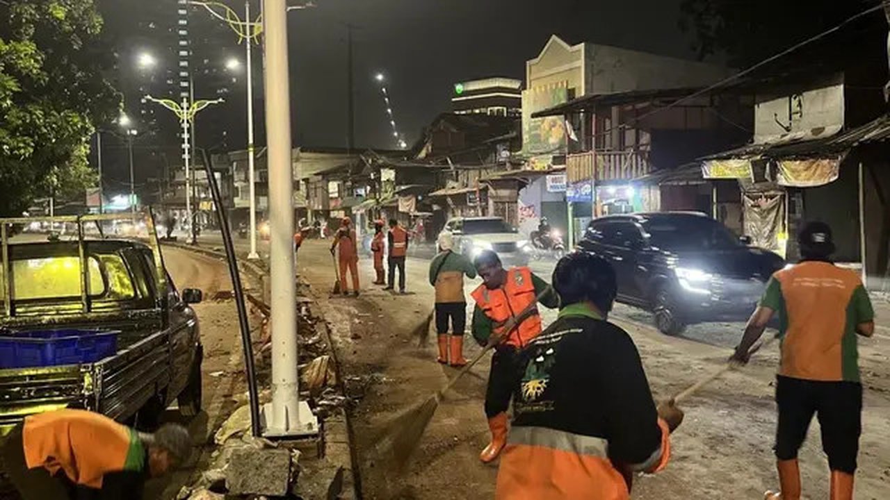 Dinas Lingkungan Hidup atau DLH DKI Jakarta membersihkan sampah dari kawasan Gedung DPR/MPR (Istimewa)