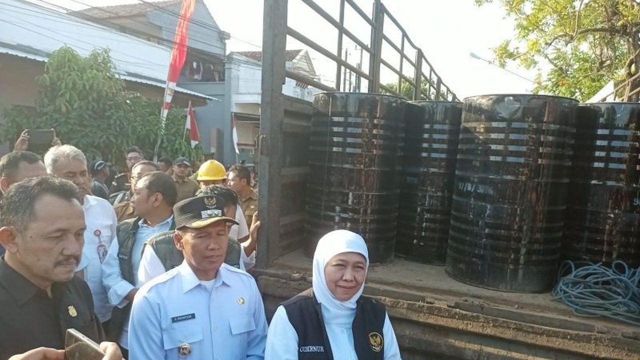 Gubernur Jawa Timur Khofifah Indar Parawansa serahkan 300 drum bantuan aspal untuk perbaikan jalan di Tulungagung. Apa dampak signifikan bantuan ini bagi mobilitas dan ekonomi daerah?