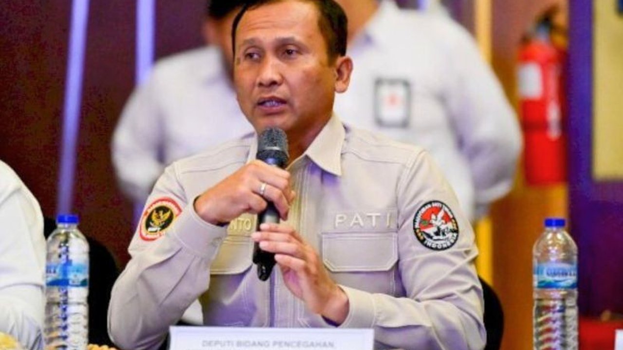 BNPT berkomitmen penuh memastikan negara hadir bagi korban terorisme, baik masa lalu maupun kini. Cari tahu bagaimana BNPT mewujudkan tanggung jawab ini dan apa saja hak korban!