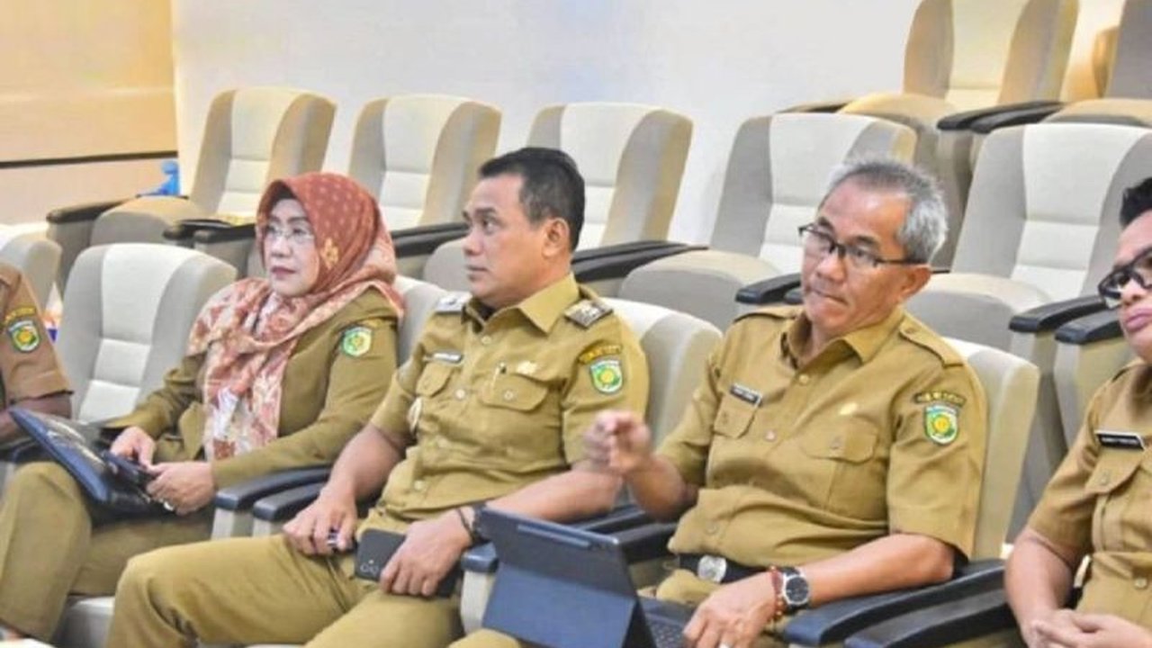 Pemerintah Kota Palangka Raya serius dalam upaya **pengendalian inflasi Palangka Raya** dengan menggelar pasar murah rutin. Cari tahu bagaimana strategi ini menekan harga bahan pokok dan menjaga stabilitas ekonomi daerah!