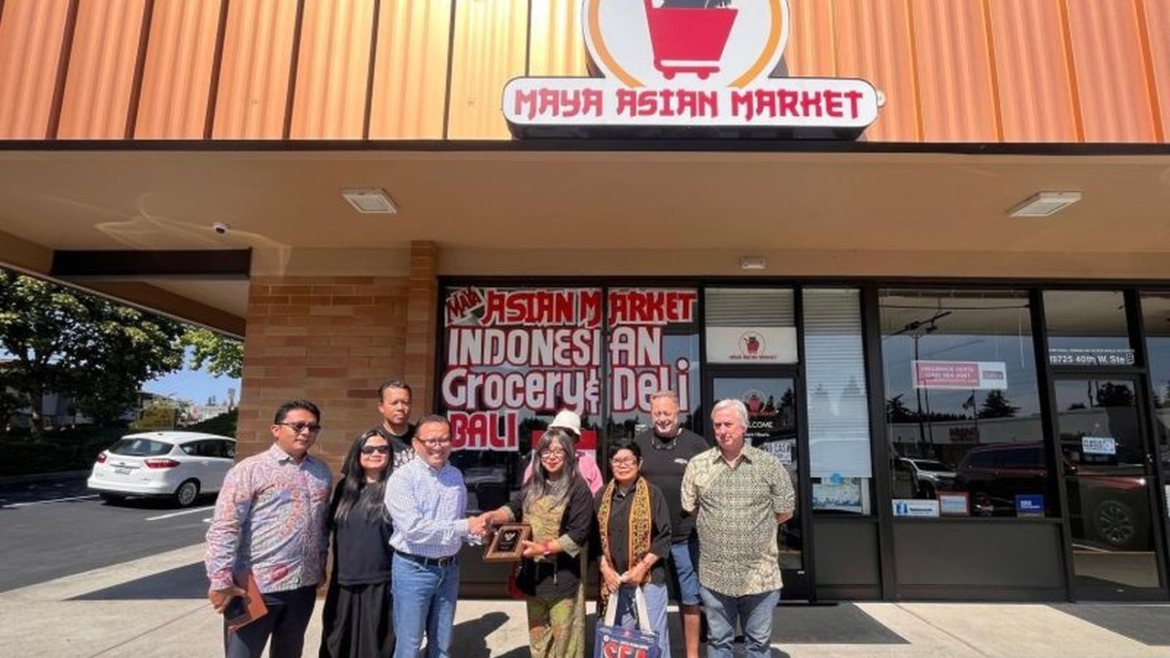 Warung Maya di Seattle, Amerika Serikat, tak hanya jadi toko grosir, tapi juga duta Gastrodiplomasi Indonesia. Simak bagaimana perannya dalam mempromosikan kuliner nusantara dan budaya di kancah global.