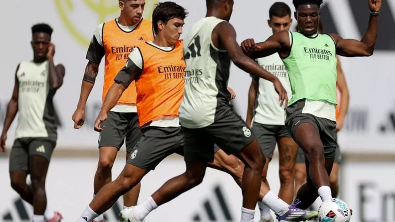 Real Madrid Latihan keras di Real Madrid City, fokus fisik dan taktik jelang laga kontra Mallorca. Akankah Los Blancos lanjutkan dominasi mereka di LaLiga musim ini?