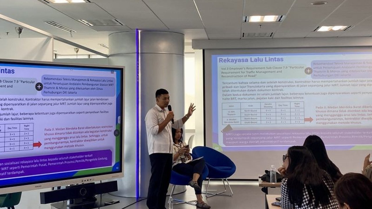 PT MRT Jakarta telah menyiapkan Strategi MRT Jakarta matang untuk meminimalisir kemacetan selama pembangunan Fase 2A. Penasaran bagaimana mereka menjaga kelancaran lalu lintas?