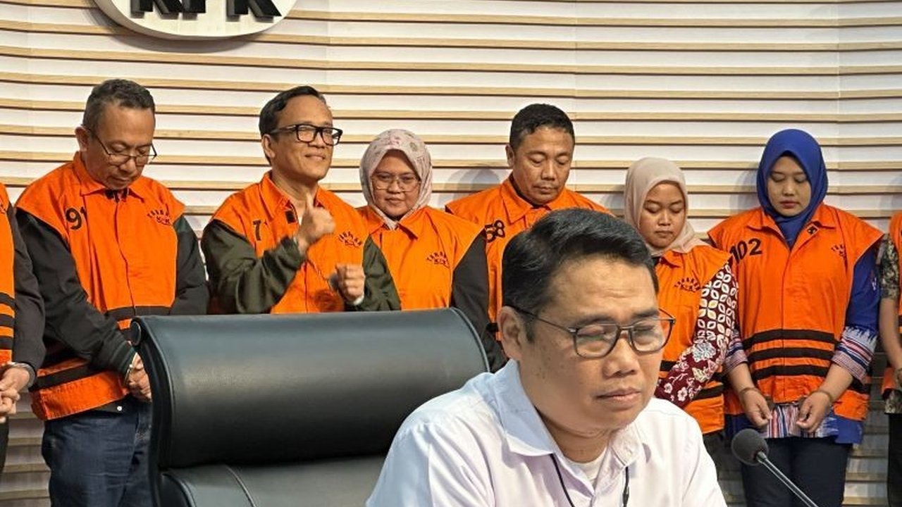 Komisi Pemberantasan Korupsi (KPK) telah menetapkan 11 tersangka dalam kasus pemerasan pengurusan sertifikat K3, termasuk Wakil Menteri Ketenagakerjaan. Siapa saja yang terlibat dalam skandal ini?