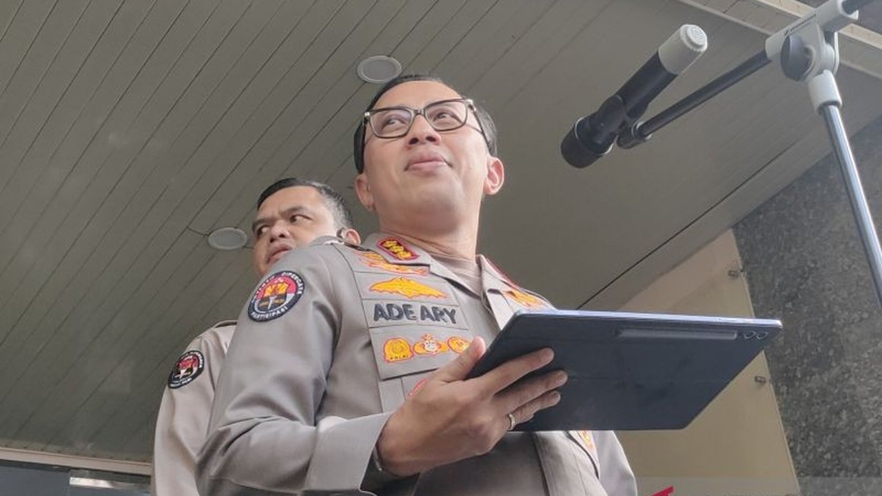 Penyelidikan kasus kematian Arya Daru Pangayunan, diplomat muda Kemlu, terus berlanjut. Polisi menyatakan terbuka terhadap fakta baru, termasuk informasi WhatsApp dan Instagram Arya yang masih aktif, memicu pertanyaan.