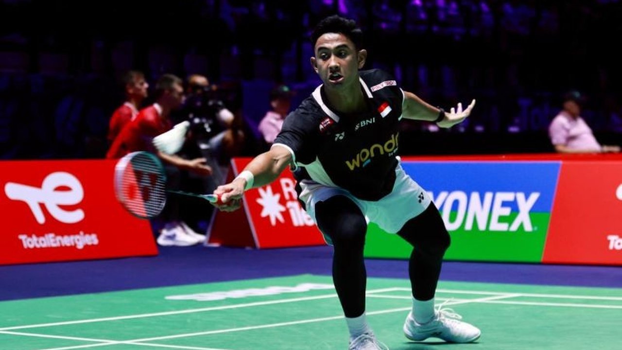 Setelah debut gemilang di Kejuaraan Dunia BWF 2025, tunggal putra Alwi Farhan langsung mengalihkan fokusnya untuk menghadapi lawan tangguh, Lin Chun Yi. Bagaimana strategi Alwi menghadapi tantangan ini?