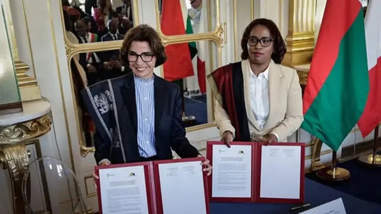 Menteri Kebudayaan Prancis Rachida Dati (kiri) didampingi oleh Menteri Komunikasi dan Kebudayaan Madagaskar Volamiranty Donna Mara menandatangani sebuah perjanjian dalam upacara penyerahan