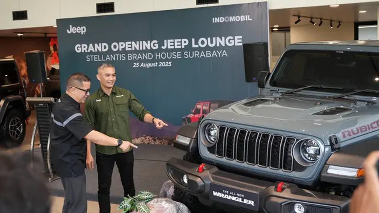 Ario Soerjo, COO of Jeep dan Yusea Kurnia, Brand Head of Stellantis Brand House Ahmad Yani berfoto bersama Jeep Wrangler 4 Door Rubicon (Jeep)
