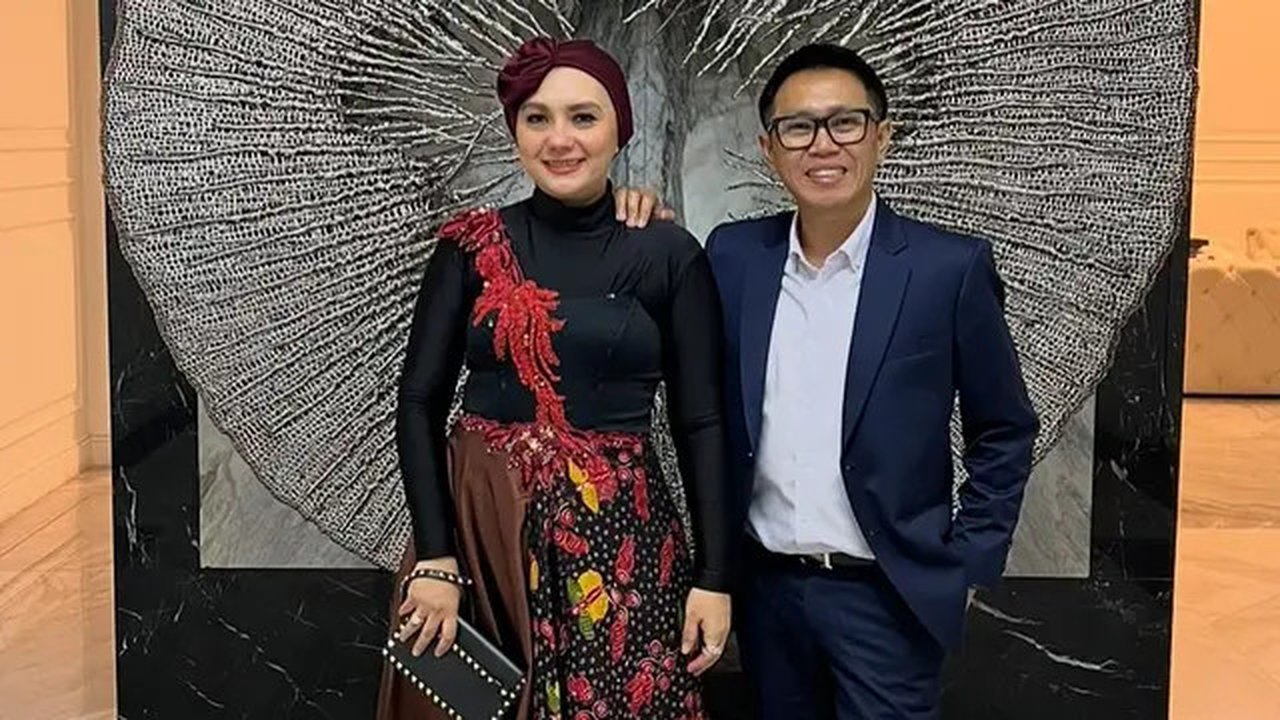 Potret Viona Istri Eko Patrio saat Pakai Batik dan Hijab Turban, Tampilan Elegan dan Modis (sumber: Instagram/viona_rosalina)