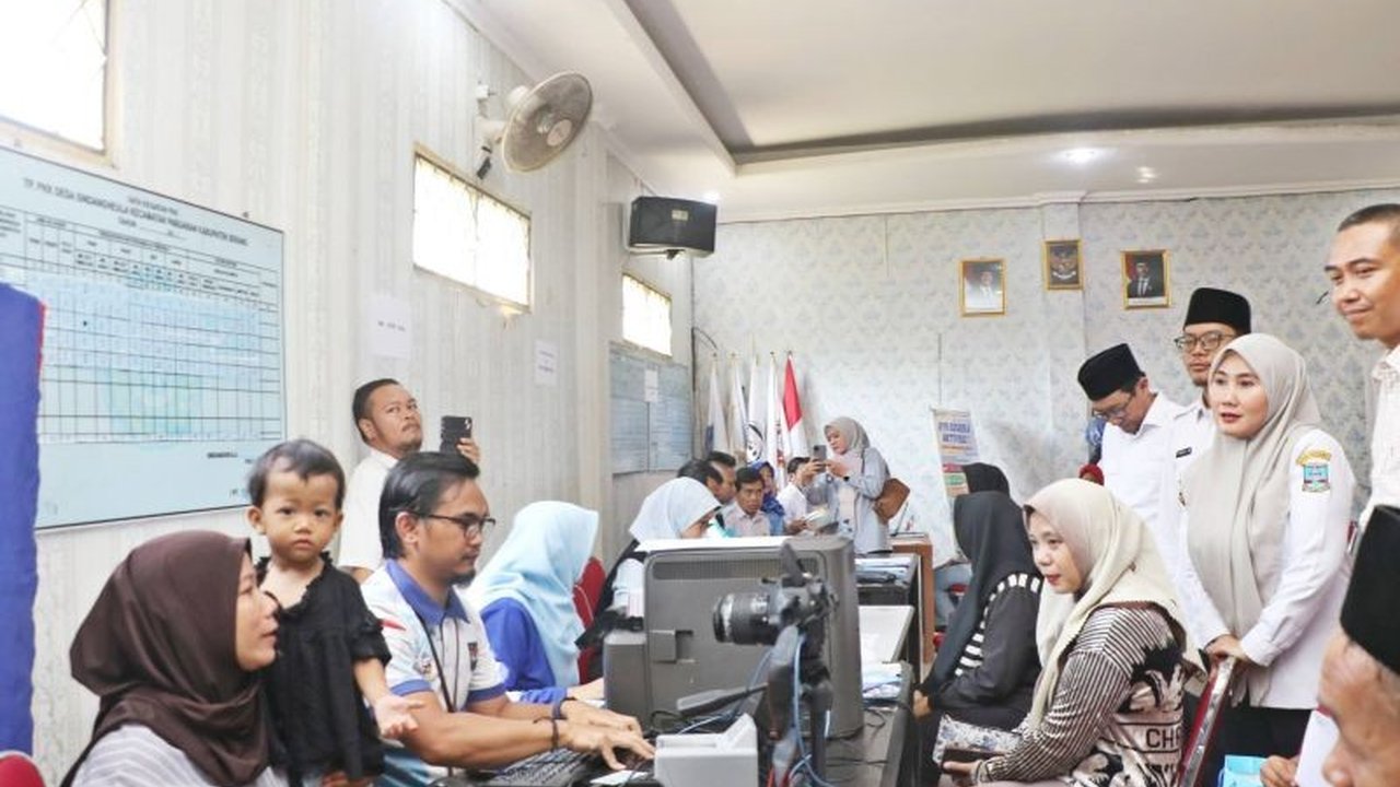 Disdukcapil Serang menggelar program 'Gebyar Layanan Dukcapil' dengan layanan adminduk jemput bola gratis. Program ini mendekatkan layanan dan disambut antusias warga.