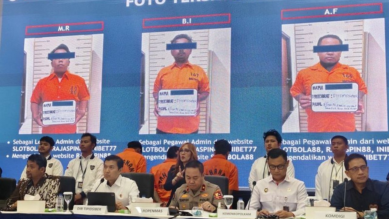 Polri berhasil mengungkap peran tiga tersangka kasus judi online internasional Slotbola88, Inibet77, dan Rajaspin, menyita ratusan juta rupiah serta mengidentifikasi dalang DPO.