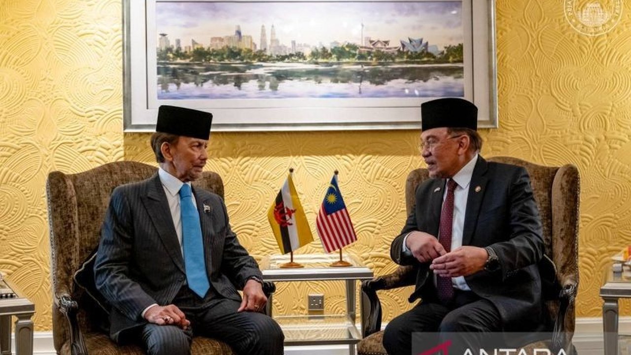 Perdana Menteri Malaysia Anwar Ibrahim dan Sultan Brunei Hassanal Bolkiah bertemu di Putrajaya, membahas serius Krisis Myanmar ASEAN dan mengapresiasi gencatan senjata Thailand-Kamboja. Temukan detail kesepakatan penting ini.