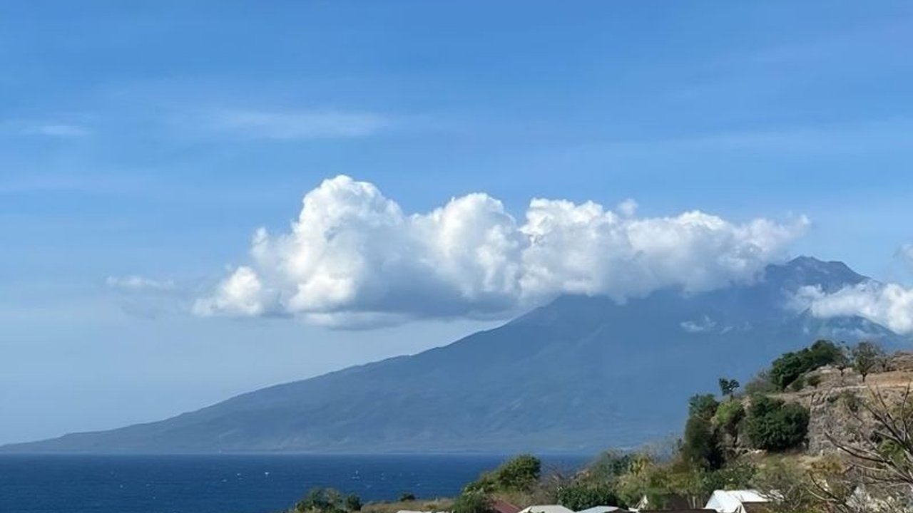 Gunung Sangeang Api, salah satu gunung api aktif di Indonesia, menyimpan potensi tsunami non-tektonik akibat erupsi guguran. Pelajari mengapa ini berbahaya dan bagaimana mitigasinya!